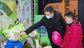 全球首个情感交互人形机器人首秀 开辟陪伴赛道新路径 - 易拓智能家居网