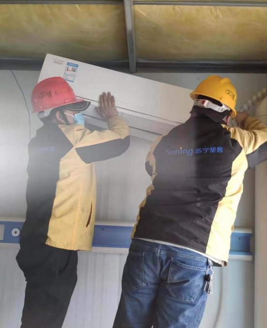 暂停的武汉城，快进的雷神山，他一天装了12台空调(图2)