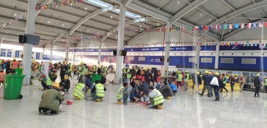 暂停的武汉城，快进的雷神山，他一天装了12台空调(图3)