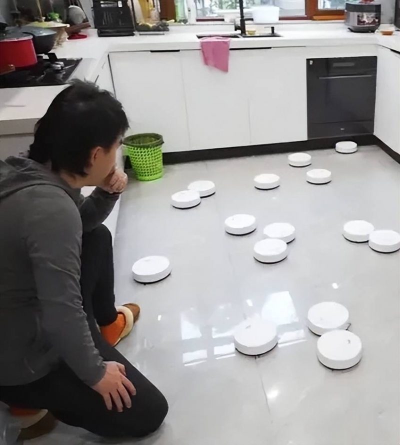 男子网购20个26元扫地机器人 结果悲催了......(图1) 男子网购20个26元扫地机器人 结果悲催了......(图1)