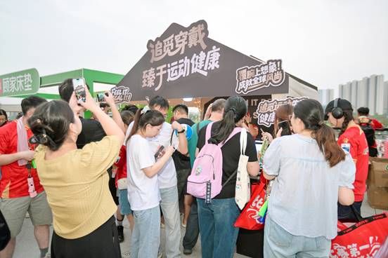 4.5万人同场沸腾！追觅运动健康新品首秀，点燃苏超赛场(图1)