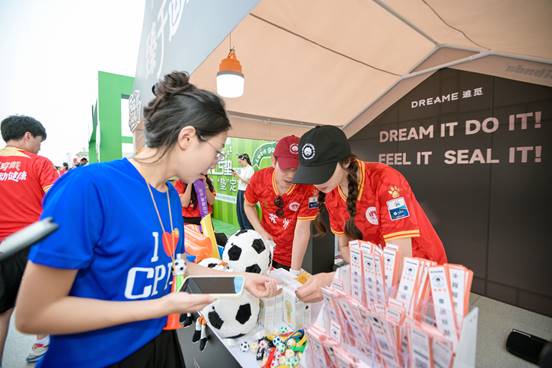 4.5万人同场沸腾！追觅运动健康新品首秀，点燃苏超赛场(图4)