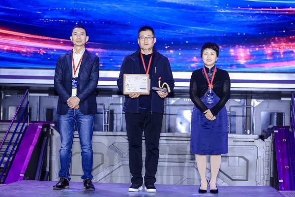 红顶奖加冕，破局高端！美的热水器定义高端沐浴新范式(图2)